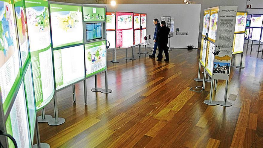 Moduluka antolatutako euskarri birtualek ariketa desberdinak proposatzen dizkiete bisitariei. / Los soportes virtuales organizados por módulos proponen diferentes ejercicios a los visitantes.