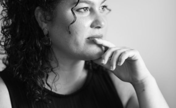 Proyecto fotográfico de Jaio. Women are beautiful. Jone Elizondo Urrestarazu. Retrato: Cámara: Canon EOS 5D Mark IV,  f/1.8 Tiempo de exposición: 1/160 s, ISO-400. Distancia focal: 85 mm. Sin flash.